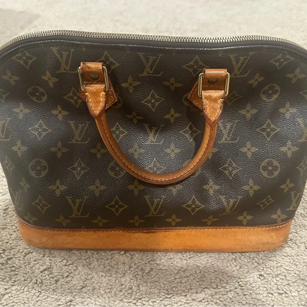 “ Pre-Loved” Authentic Louis Vuitton Monogram AlmaBag